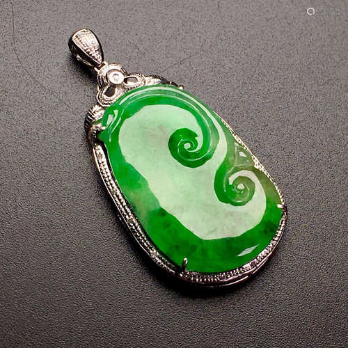 A RUYI JADEITE PENDANT WITH 18K GOLD