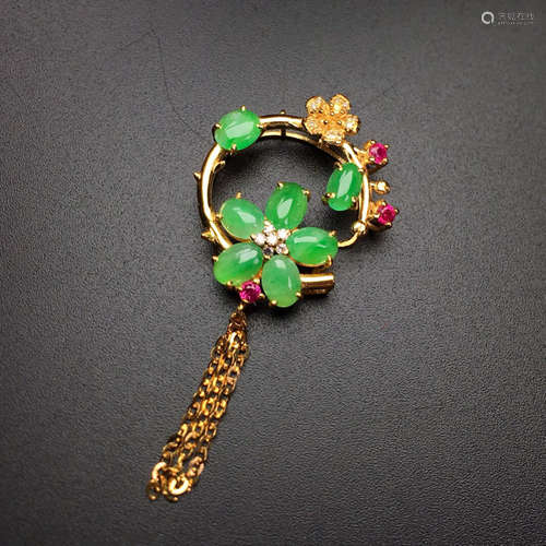 A JADEITE PENDANT WITH 18K GOLD