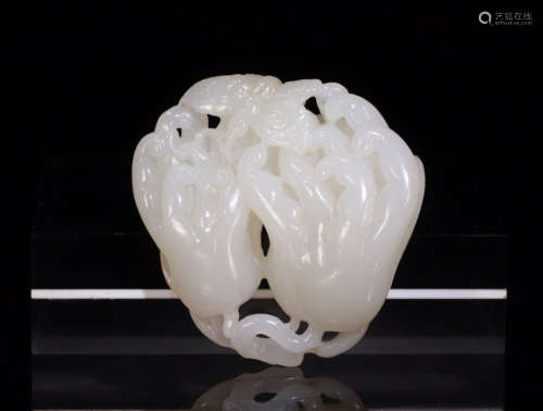 A WHITE HETIAN JADE ORNAMENT OF BUDDHA'S HAND