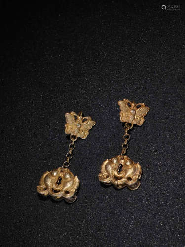 A PAIR OF GILT SILVER EARRINGS OF FISH