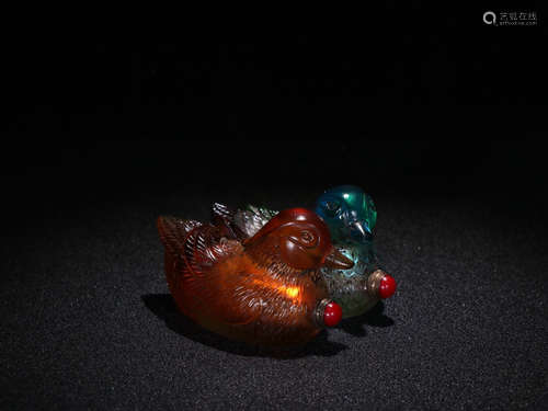 A MULTICOLOR GLASS SNUFF BOTTLE OF TWO BIRDS