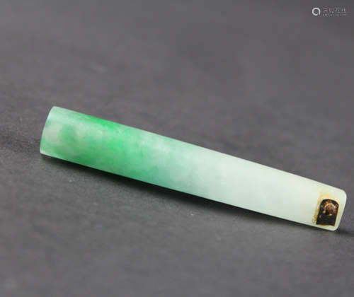 A GREEN JADE TUBE ORNAMENT