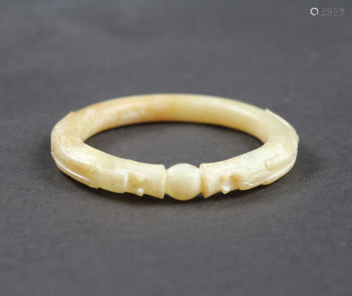 A JADE BRACELET WITH DOUBLE-DRAGON PATTERN