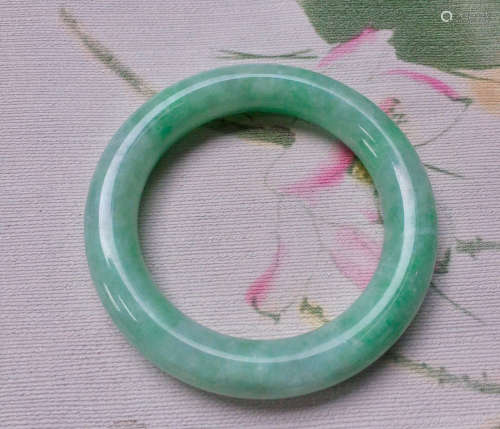 A JADEITE BANGLE