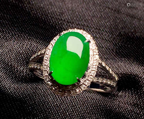 A JADEITE RING WITH 18K GOLD