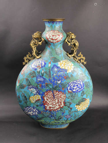 A ENAMELED PORCELAIN VASE WITH TWIN DRAGON EARS