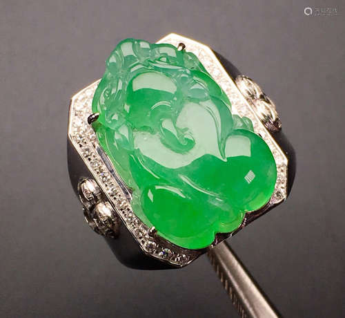 A MAN'S JADEITE RING OF PIXIU WITH 18K GOLD