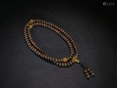 A BRACELET MADE OF CHENXIANG WOOD BEADS