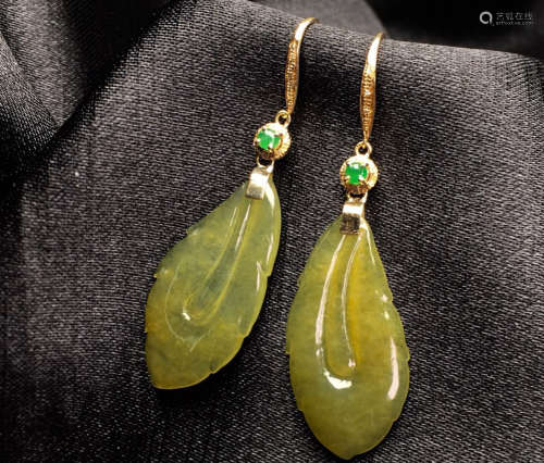 A PAIR OF BROWNISH-YELLOW JADEITE EARRINGS WITH 18K GOLD