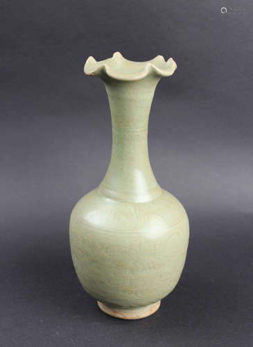 A LONGQUAN KILN GLAZE VASE