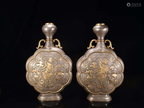 A PAIR OF SILVER VASES EMBEDDED IN GOLD