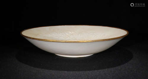 A WHITE PORCELAIN PLATE OF FORTUNE