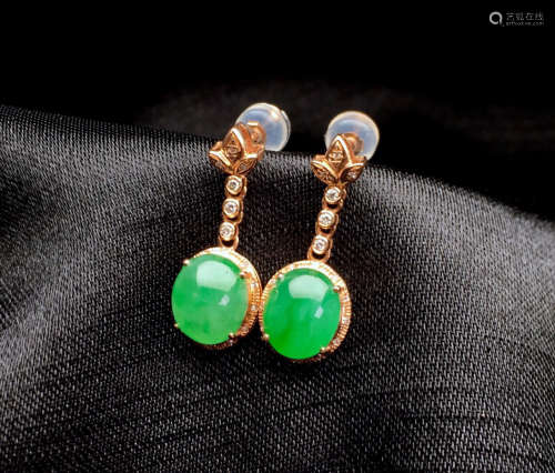 A PAIR OF JADEITE EARRINGS WITH 18K GOLD