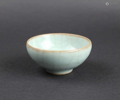 A LONGQUAN KILN PORCELAIN BOWL