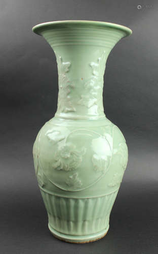 A LONGQUAN GLAZE VASE (TINY DAMAGED)