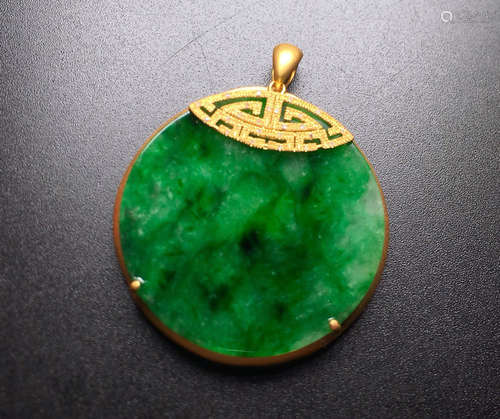 A JADEITE PENDANT SHAPED CIRCLE EMBEDED 18K GOLD&DIAMOND