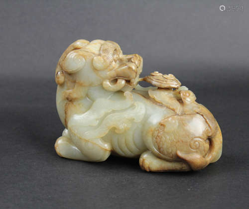 A WHITE JADE BEAST ORNAMENT