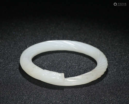 A HETIAN JADE BANGLE WITH DRAGON PATTERNS