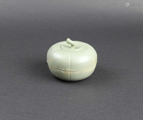 A YUE KILN COLOR GLAZE BOX (TINY DAMAGED)