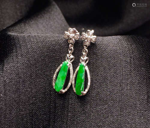 A PAIR OF JADEITE EARRINGS WITH 18K GOLD