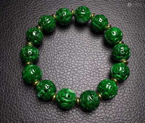 A JADEITE BRACELET MADE OF BEADS