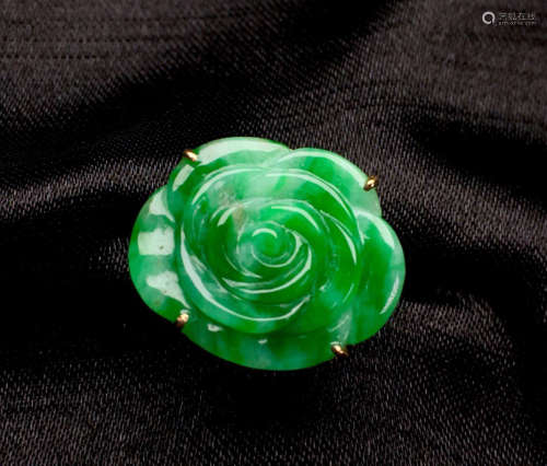 A LARGE JADEITE RING OF ROSE WITH 18K GOLD