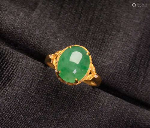 AN ICE JADEITE RING WITH 18K GOLD