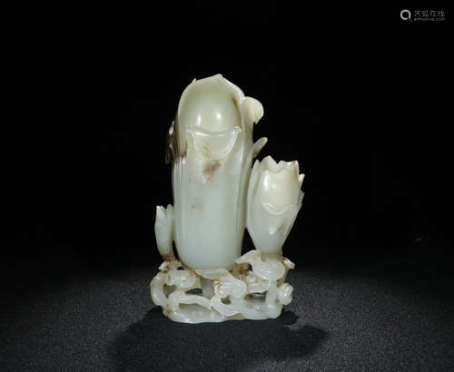 A HETIAN JADE ORNAMENT OF BOUQUET