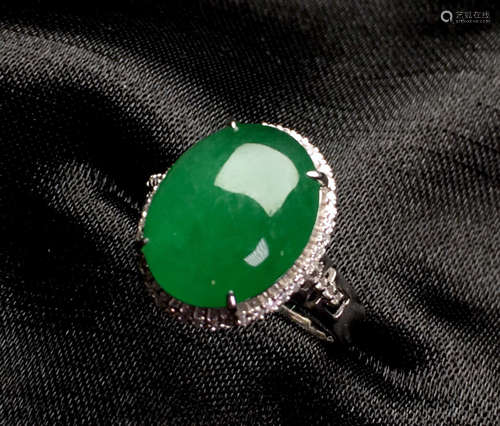 A JADEITE RING WITH 18K GOLD