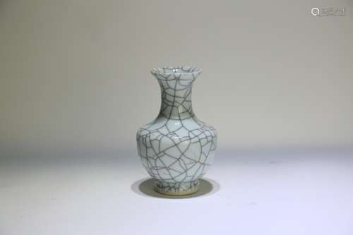 A Chinese Ge-Type Porcelain Vase