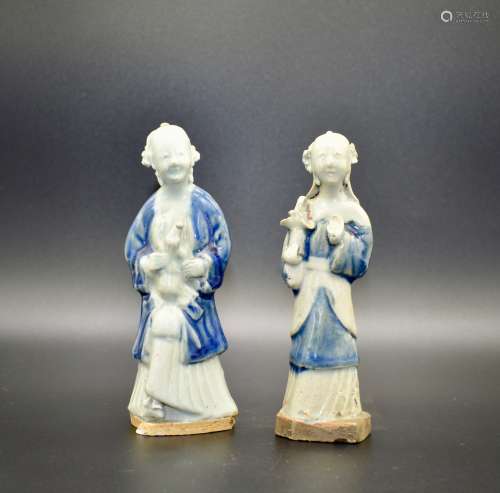 A charming pair of Chinese porcelain figures- Qing dynasty