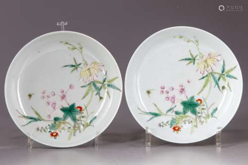 A pair of Chinese famille rose 'floral' dishes