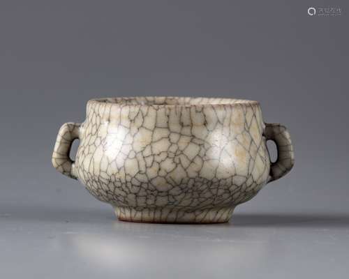 A small Chinese crackle glazed bowl