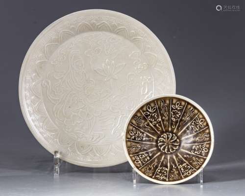 Two Chinese moulded dishes