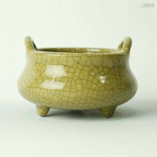 A Chinese Ge-Type Porcelain Incense Burner