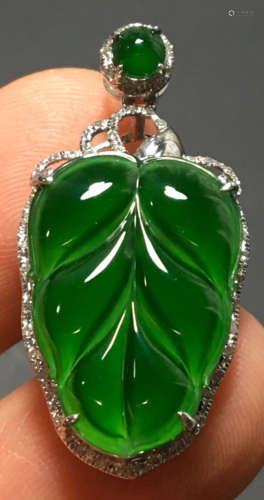 A GREEN JADEITE CARVED LEAF PATTERN PENDANT, A CLASS