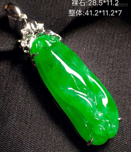 A GREEN JADEITE CARVED CHAYOTE PATTERN PENDANT, A CLASS