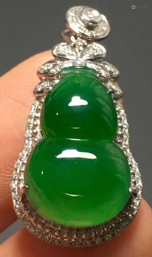 A GREEN JADEITE CARVED GOURD SHAPED PENDANT, A CLASS