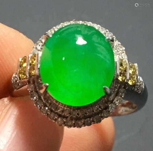 A GREEN JADEITE CARVED CIRCLE RING, A CLASS