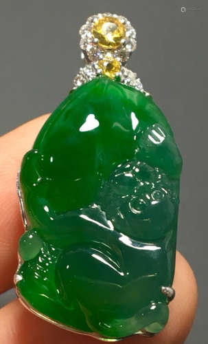 A GREEN JADEITE CARVED MONKEY PATTERN PENDANT, A CLASS