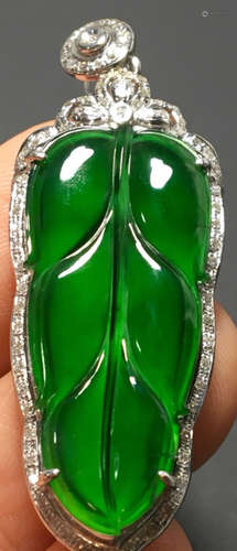 A GREEN JADEITE CARVED LEAF PATTERN PENDANT, A CLASS