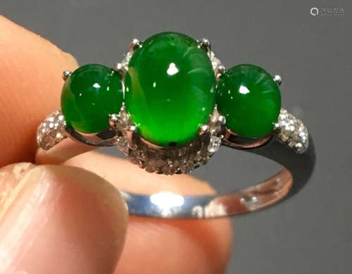 A GREEN JADEITE CARVED CIRCLE RING, A CLASS