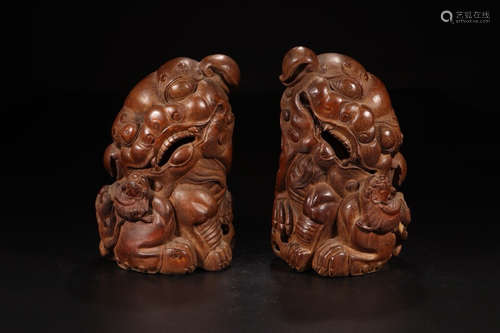 PAIR BAMBOO CARVED DOUBLE LION SHAPED PENDANT