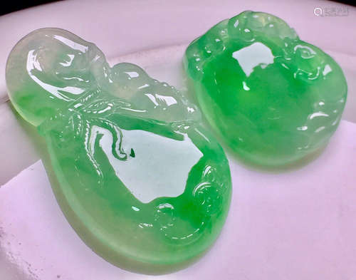 PAIR GREEN JADEITE CARVED PENDANT, A CLASS