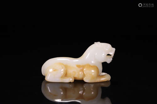 A HETIAN JADE CARVED BEAST SHAPED PENDANT