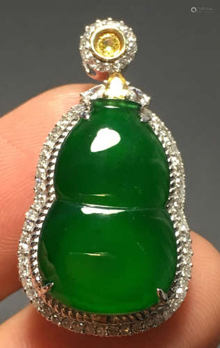 A GREEN JADEITE CARVED GOURD SHAPED PENDANT, A CLASS