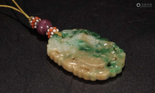 A YELLOW JADEITE CARVED DRAGON PATTERN PENDANT