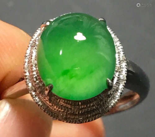 A GREEN JADEITE CARVED CIRCLE RING, A CLASS