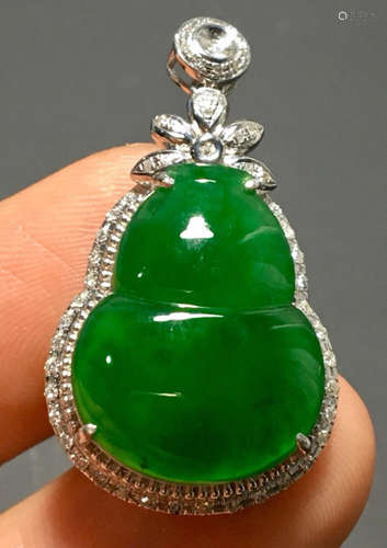 A GREEN JADEITE CARVED GOURD SHAPED PENDANT, A CLASS