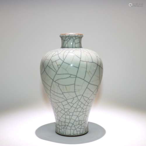 A Chinese Ge-Type Porcelain Vase